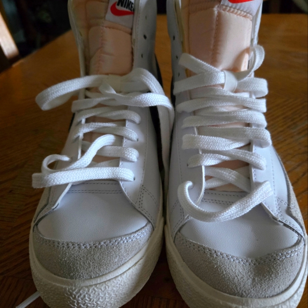 Womens size 10 NIKE